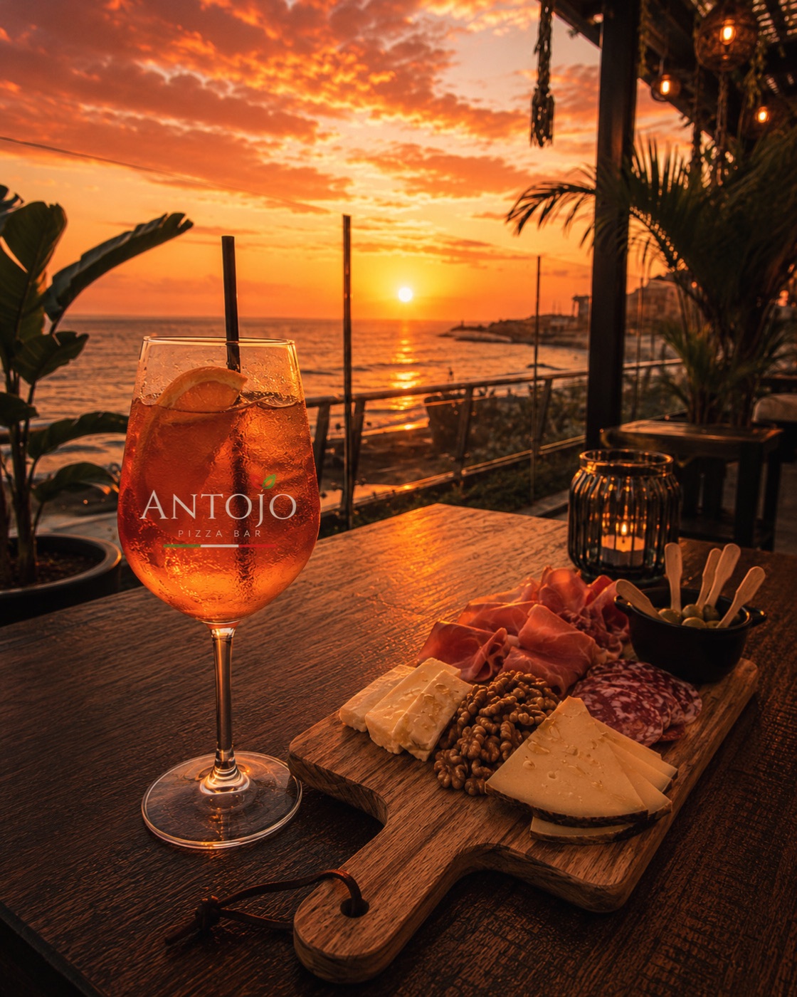 Spritz Antojo y tabla al atardecer frente al mar