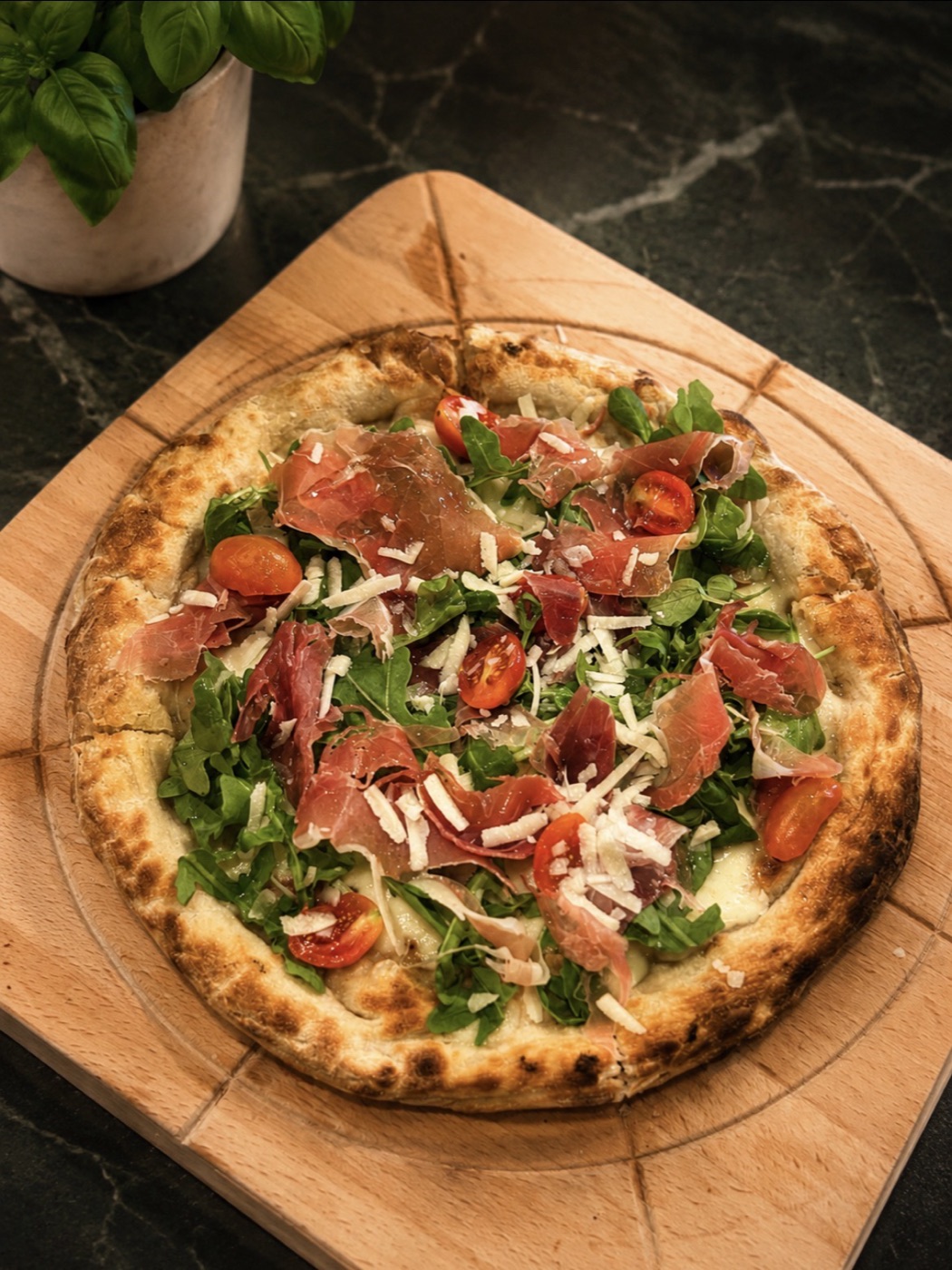 Pizza fresca: jamón, rúcula, cherry y queso curado