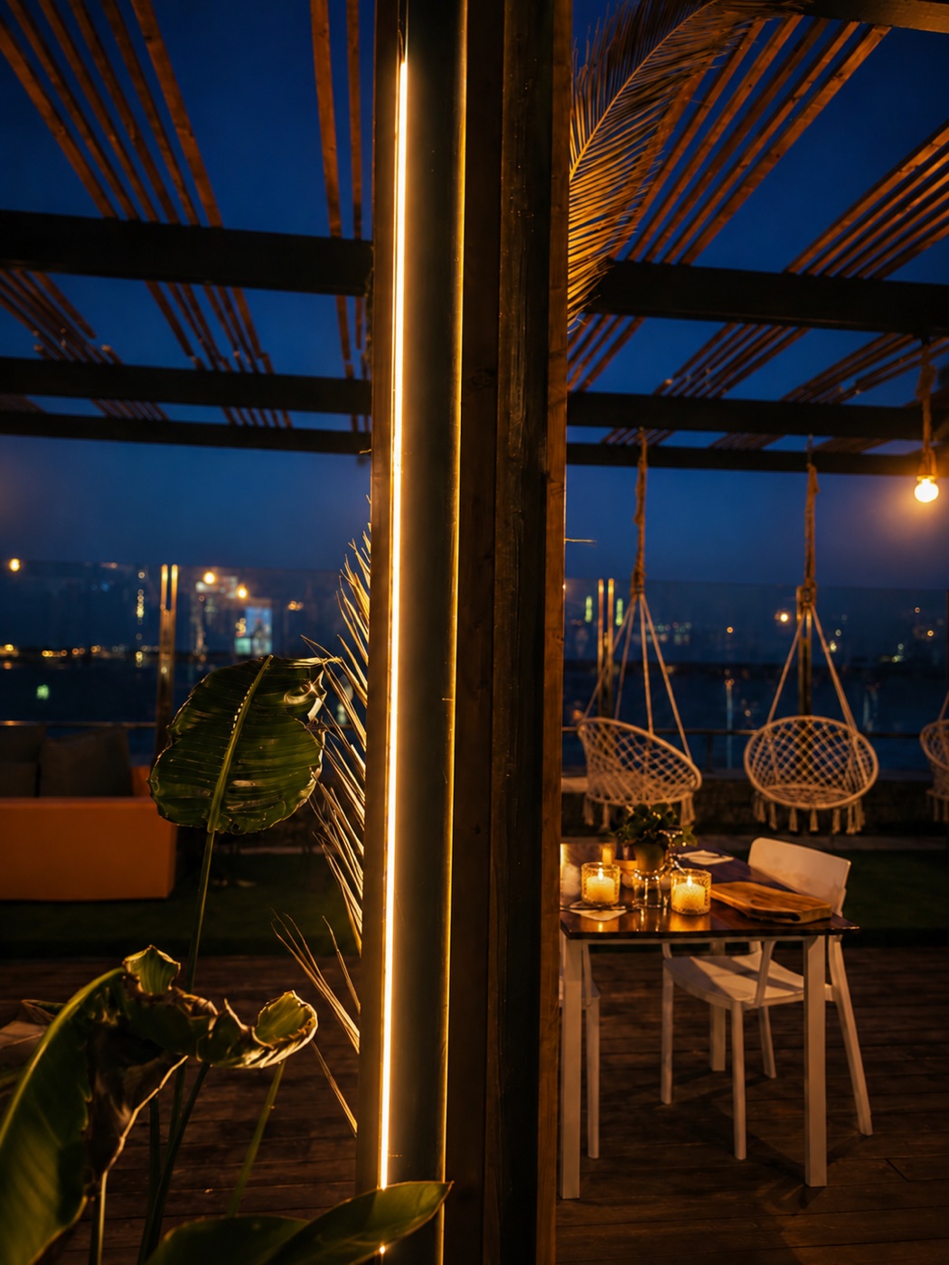 Terraza de Antojo al anochecer, frente al mar de Meloneras